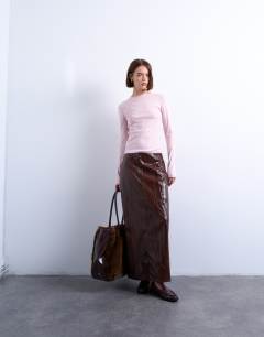 Model wearing Long sleeve everyday tee in light pink