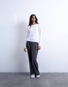 Model wearing Long sleeve everyday tee in white