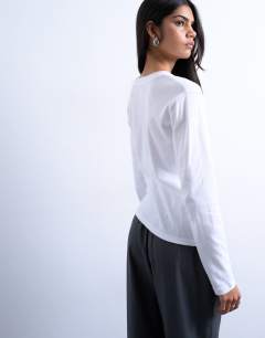 Model wearing Long sleeve everyday tee in white