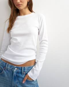 Model wearing Long sleeve everyday tee in white