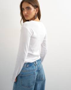 Model wearing Long sleeve everyday tee in white