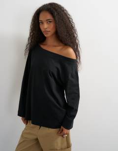 Model wearing Long sleeve fallen shoulder top in black