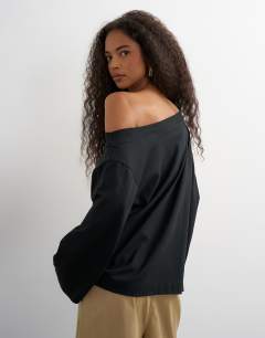 Model wearing Long sleeve fallen shoulder top in black
