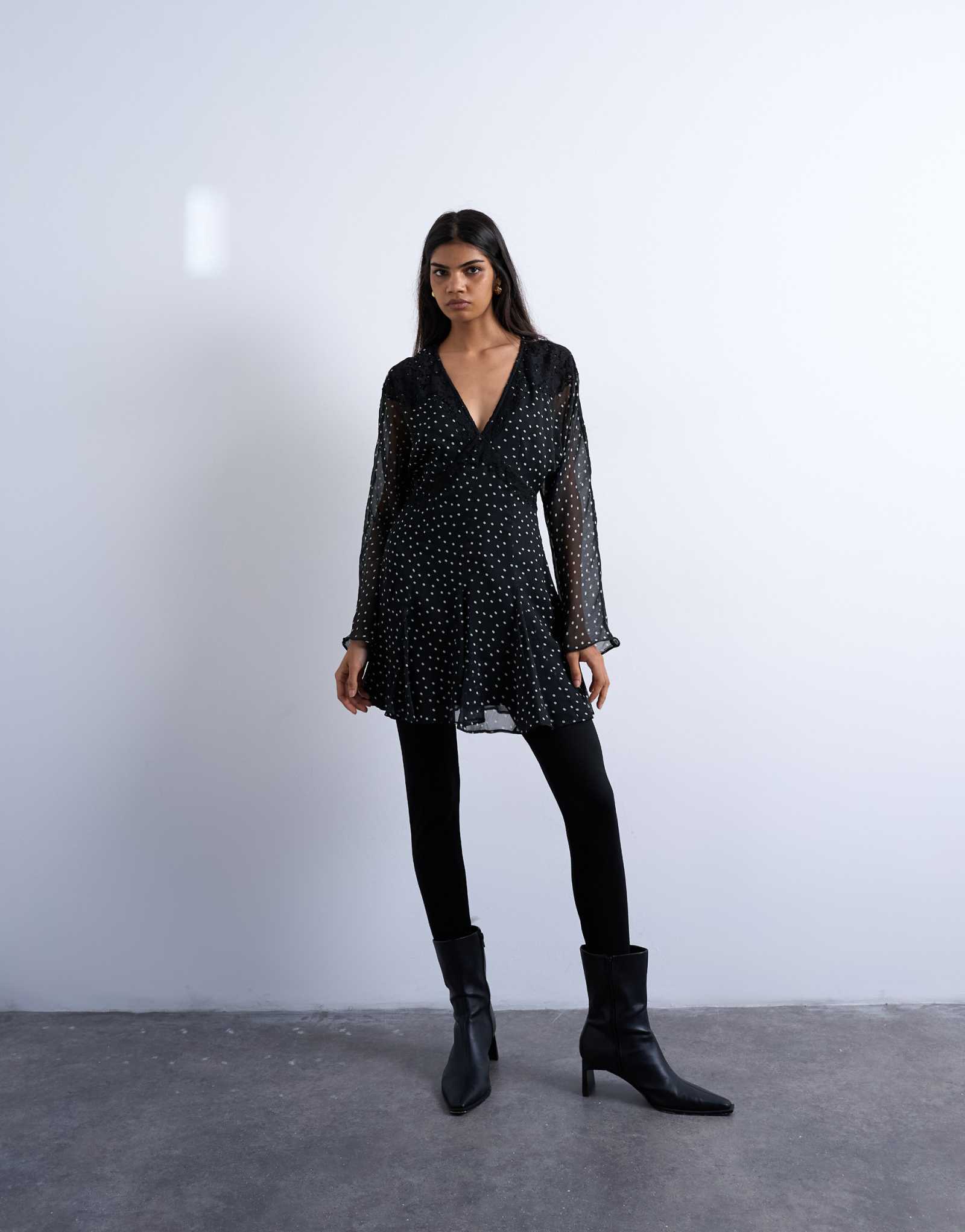 Дневное мини-платье с кружевной отделкой и длинными рукавами от Topshop в черно-белый горошек