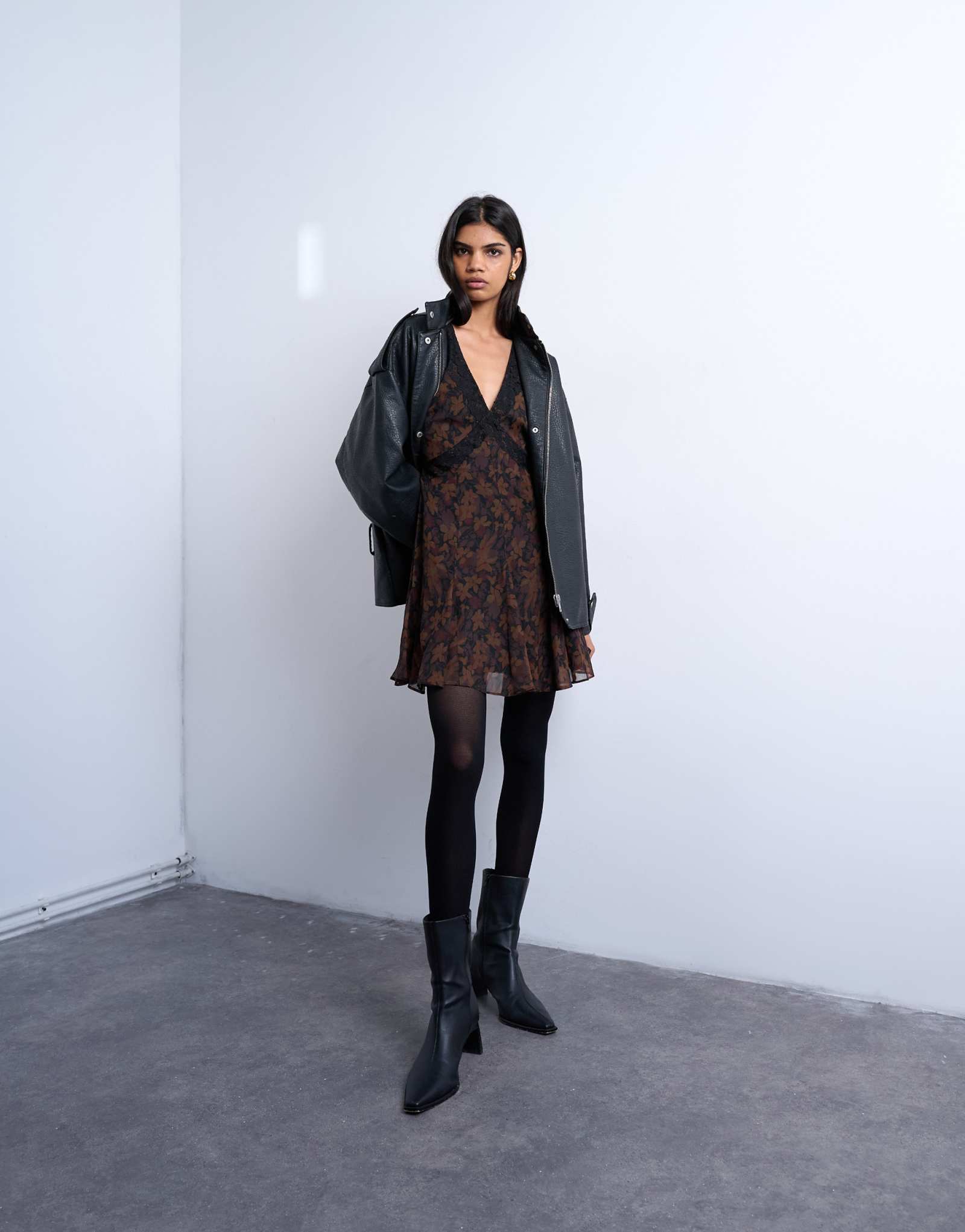 Дневное мини-платье с кружевной отделкой и длинными рукавами от Topshop в цветочек на темной основе
