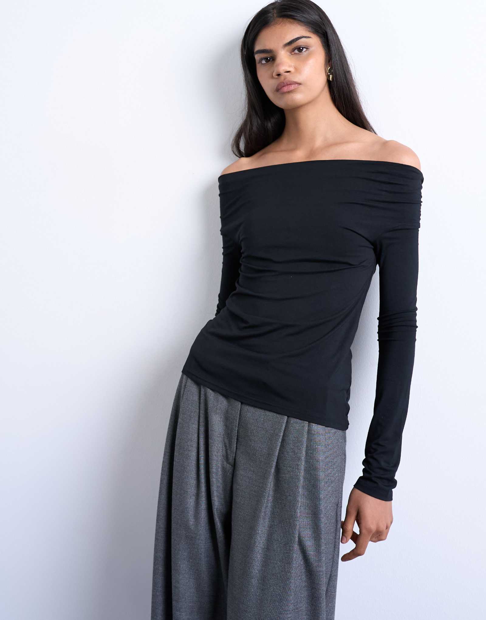 Черный топ с длинными рукавами и открытыми плечами от Topshop