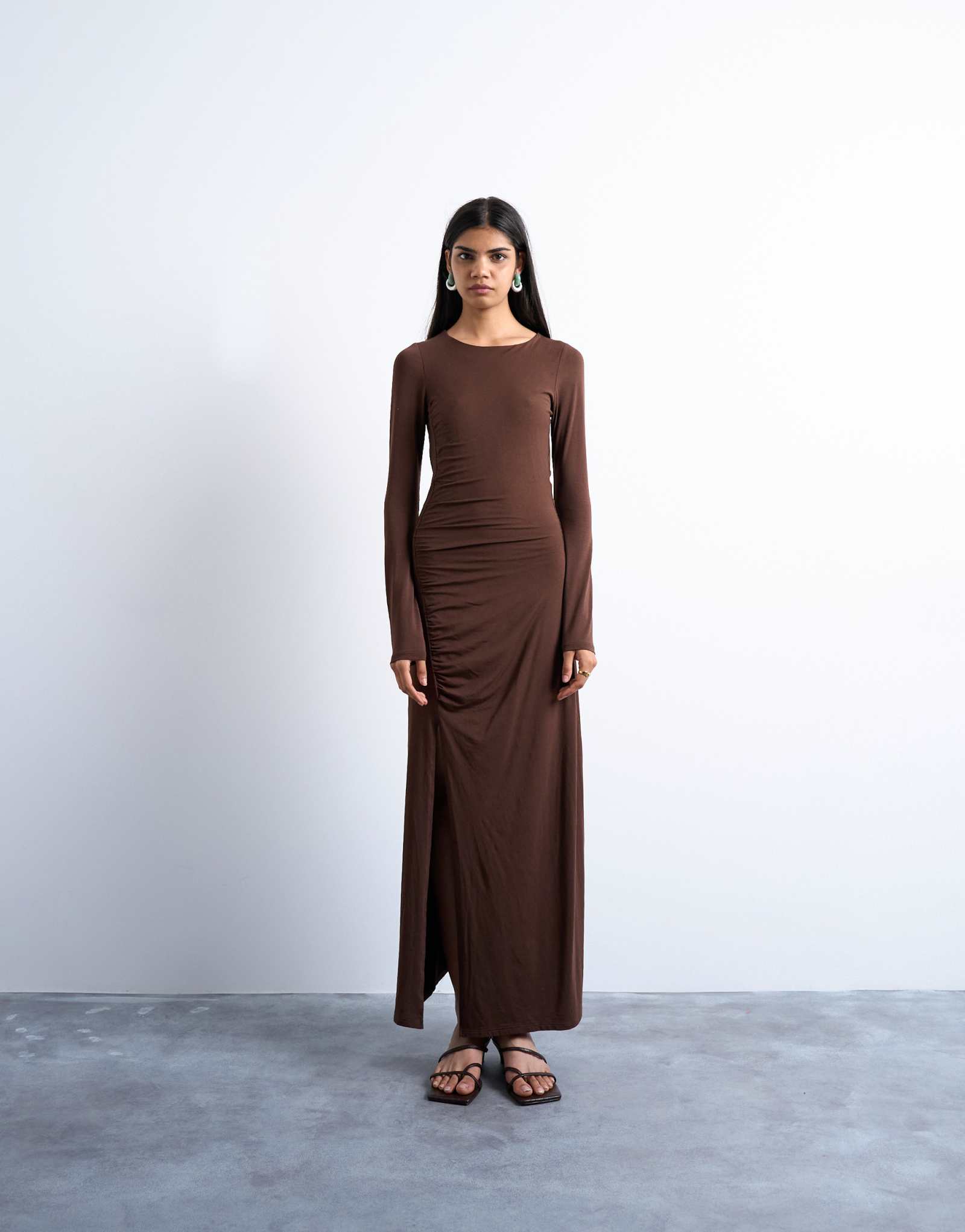 Макси-платье Topshop с длинными рукавами и рюшами шоколадно-коричневого цвета