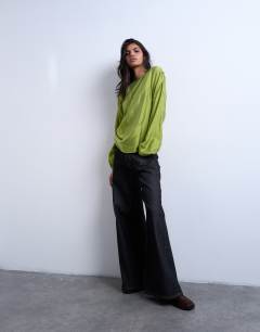 Model wearing Long sleeve ruched side top in green
