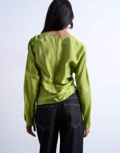 Model wearing Long sleeve ruched side top in green