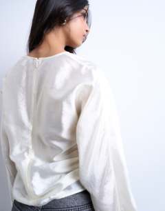 Model wearing Long sleeve ruched side top in white