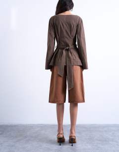 Model wearing Long sleeve tie waist top with contrast stich in brown