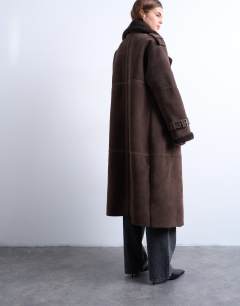Model wearing Longline aviator shearling in chocolate