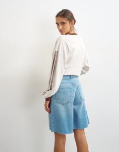 Model wearing Longline barrel short in bleach