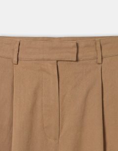 Model wearing Longline bermuda cargo short in ecru