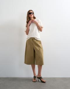 Model wearing Longline cargo short in tan