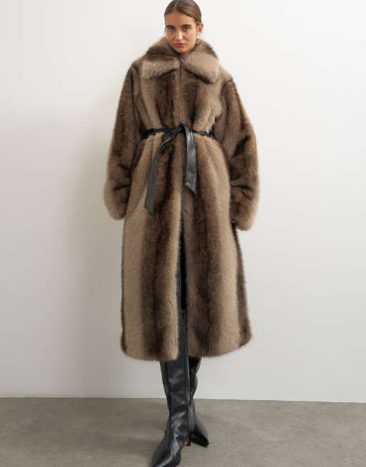 Topshop Longline-Mantel aus Kunstfell mit Gürtel in Lederoptik in Mocha, 4 von 4