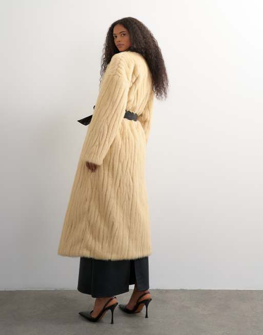 Topshop Longline-Mantel aus Kunstfell mit Kunstledergürtel in Beige, 2 von 4