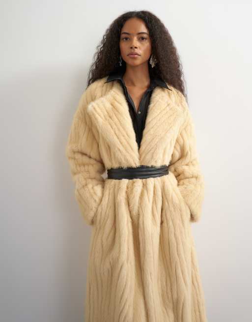 Topshop Longline-Mantel aus Kunstfell mit Kunstledergürtel in Beige, 4 von 4