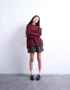Model wearing Longline oversized sweat in burgundy