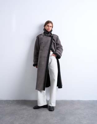 Topshop - Longline-Pilotenjacke aus Lammfell in Grau