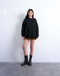Model wearing Longline sweat in black