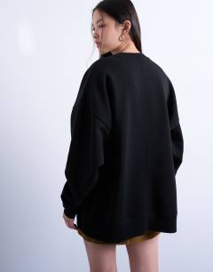 Model wearing Longline sweat in black