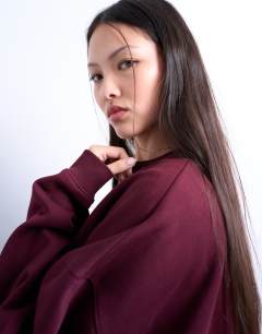 Model wearing Longline sweat in burgundy