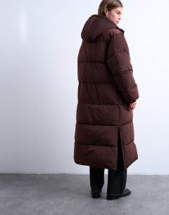 Model wearing Longline techy puffer jacket in chocolate