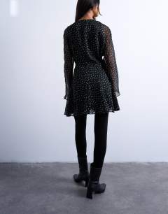 Model wearing Longsleeve lace trim mini tea dress in mono spot