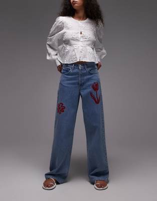 Topshop - Loose-Fit-Jeans in Mittelblau mit roter Blumenstickerei und mittelhohem Bund