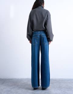 Model wearing Lounge low rise jean in vintage blue