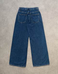 Model wearing Lounge low rise jean in vintage blue