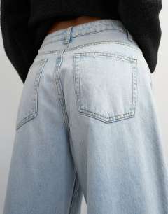 Model wearing Low rise baggy boyfriend jean in bleach