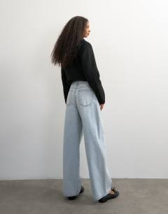Model wearing Low rise baggy boyfriend jean in bleach