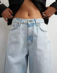 Model wearing Low rise baggy boyfriend jean in bleach