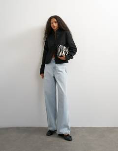 Model wearing Low rise baggy boyfriend jean in bleach