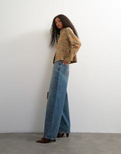 Model wearing Low rise baggy boyfriend jean in mid blue