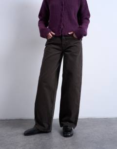 Model wearing Low rise relaxed jean in chocolate