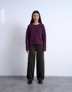 Model wearing Low rise relaxed jean in chocolate
