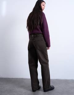 Model wearing Low rise relaxed jean in chocolate