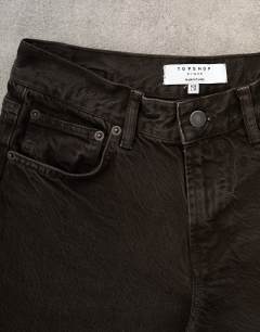 Model wearing Low rise relaxed jean in chocolate