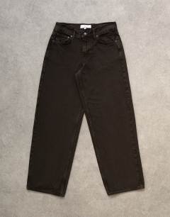 Model wearing Low rise relaxed jean in chocolate