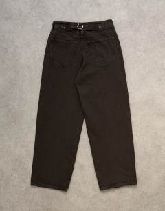 Model wearing Low rise relaxed jean in chocolate