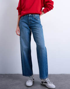Model wearing Low rise relaxed jeans in vintage blue
