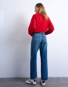 Model wearing Low rise relaxed jeans in vintage blue