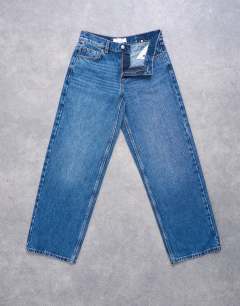 Model wearing Low rise relaxed jeans in vintage blue