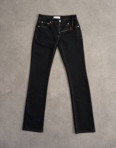 Model wearing Low rise slim leg jean in black