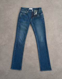 Model wearing Low rise slim leg jean in rich blue