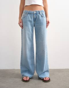Model wearing Low rise wide leg jean in bleach
