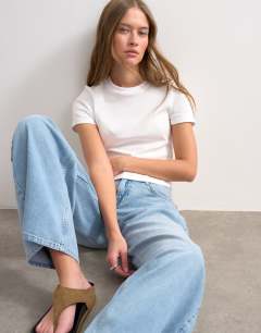 Model wearing Low rise wide leg jean in bleach